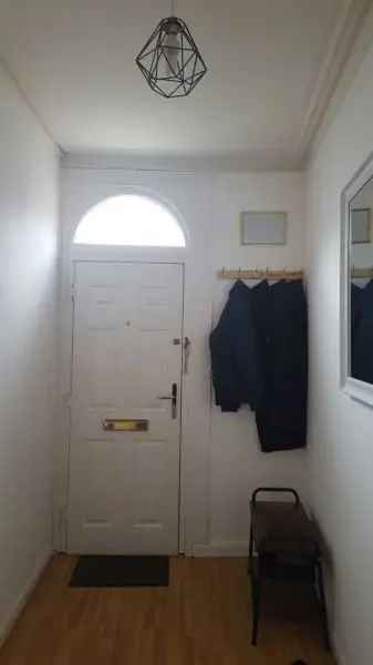 Large 2 Bed Corner House 2 Reception Rooms