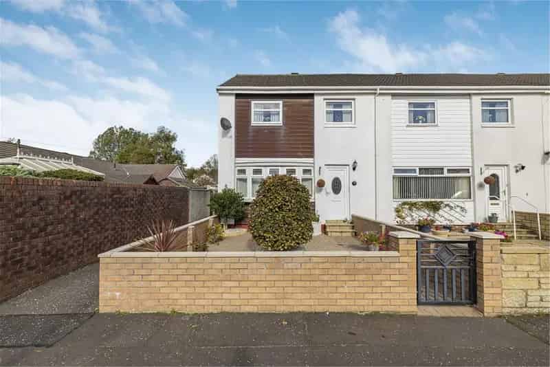 3 Bed End Terrace House with Garden and Parking