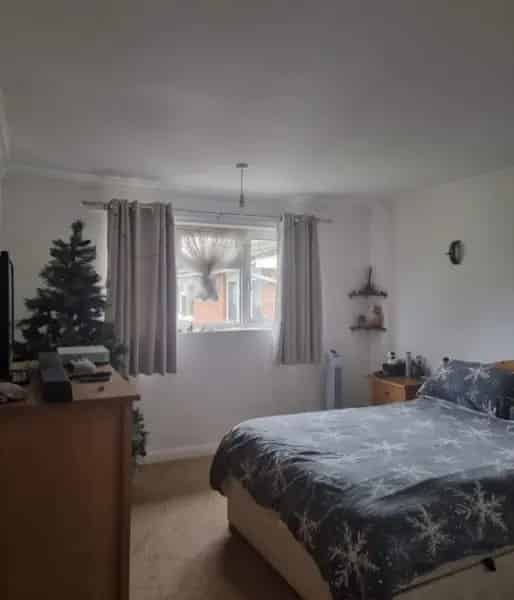3 Bed House Sleeping 6 Near Shops and Parks