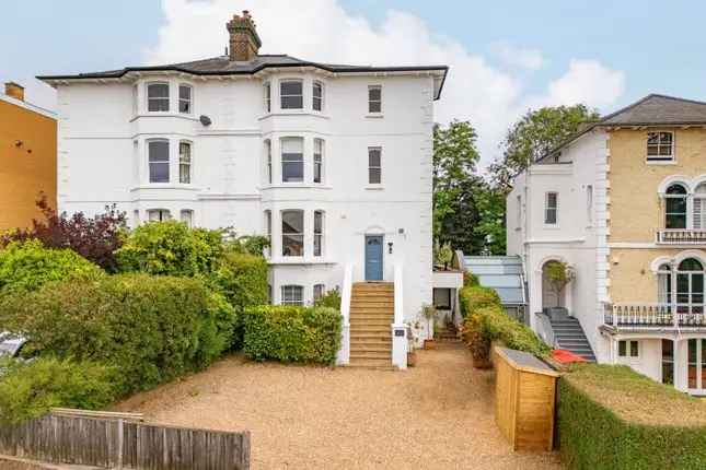 Flat for sale in Thornton Hill, Wimbledon SW19