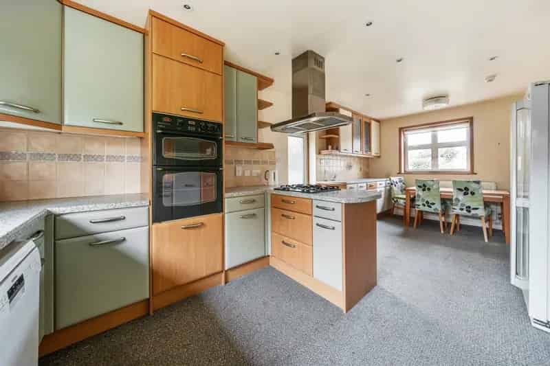 2300 sq ft Detached Bungalow Great Potential 4 Bedrooms Landscaped Garden