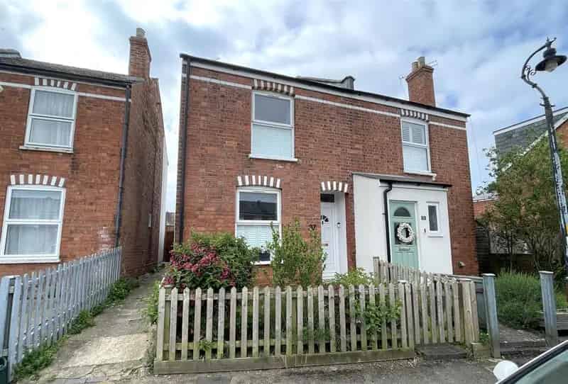3 Bedroom Semi-Detached House for Sale in Leckhampton