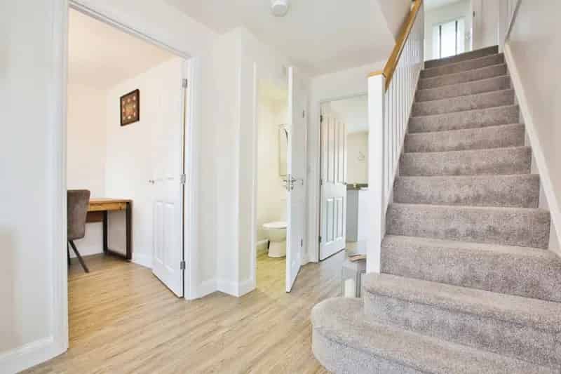 4 Bed Detached House With Garage and Gardens