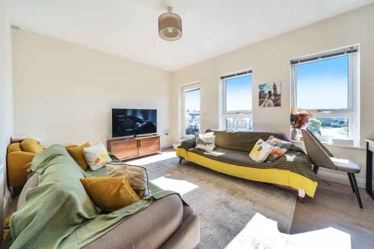 Maidenhead 2-Bed Apartment Boulters Meadow No Onward Chain