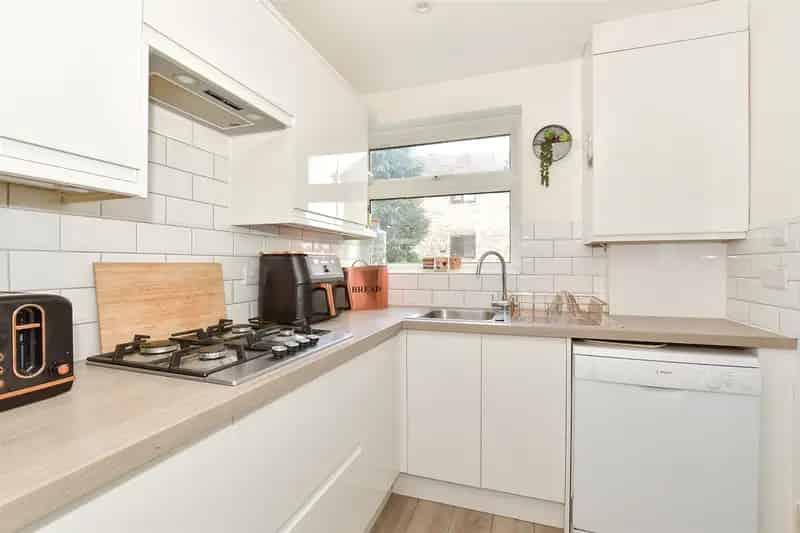 3 Bedroom Maisonette for Sale Near Town Centre