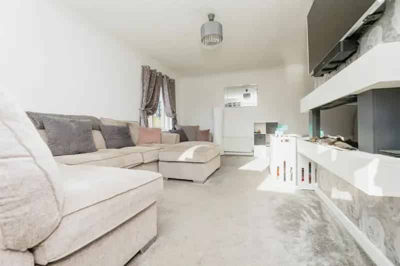 3 Bed Semi-Detached House with Garage and Garden
