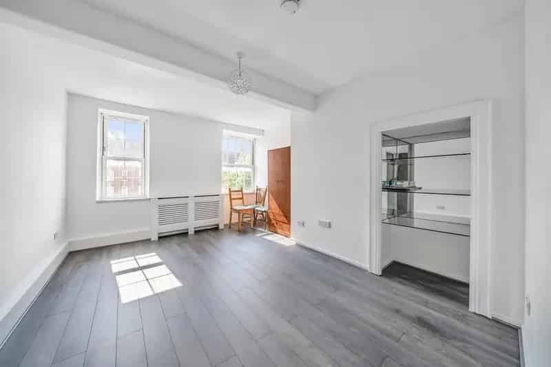 Large 1-Bed Flat 700 Sqft 2 Bathrooms Modern Fittings No Onward Chain
