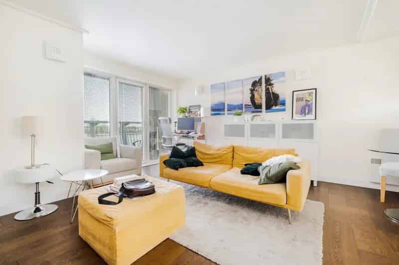 1 Bedroom River Thames View Flat Near Canary Wharf