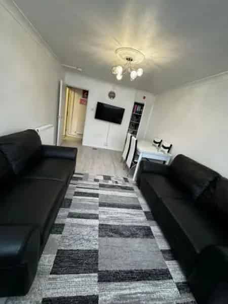 2-Bedroom Maisonette Flat Hackney Central Near Shops and Schools