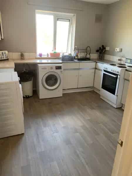 Spacious 2 Bedroom Upstairs Flat with Big Kitchen and Storage