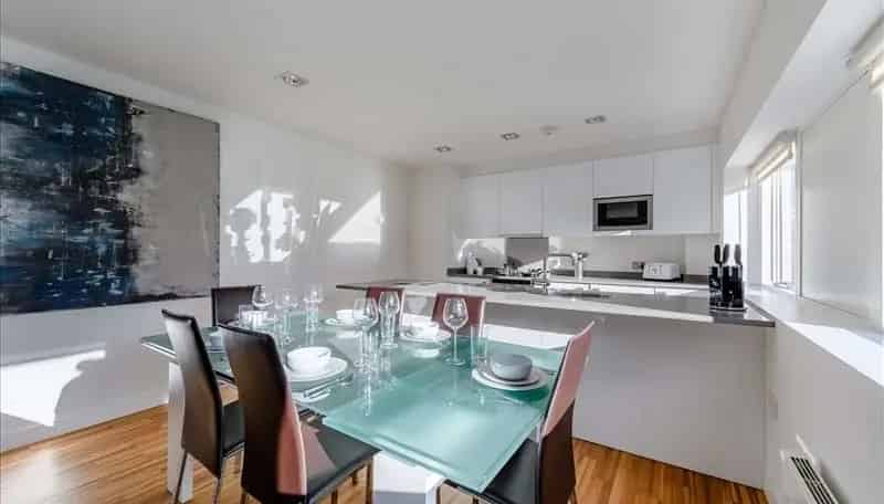 Spacious 2-Bed 2-Bath Flat South Kensington - Zero Deposit Available