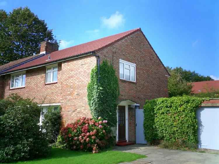 Maisonette For Sale in Crawley, England