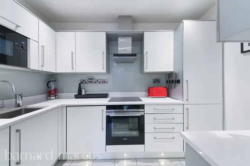 Immaculate 2-Bed Apartment in Private Development Southfields