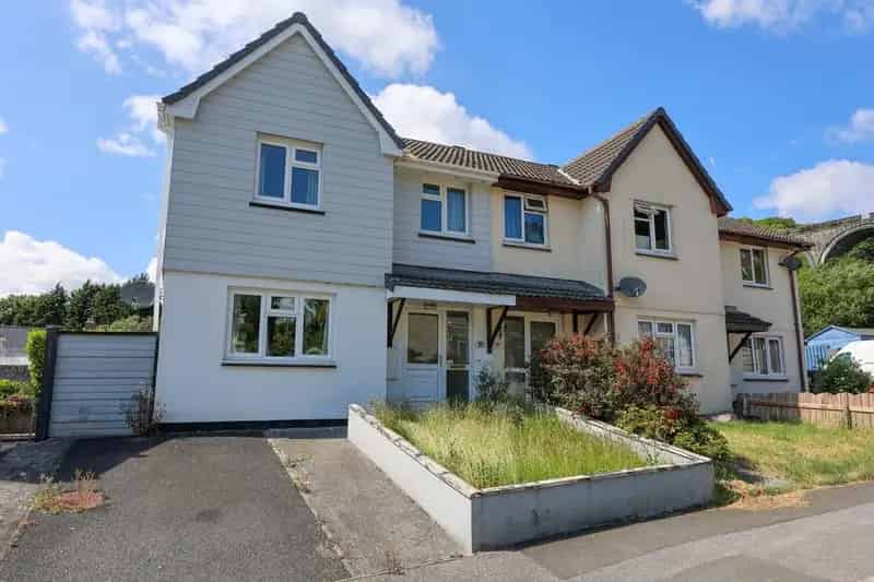 3 Bedroom Semi Detached House For Sale Near Town Centre
