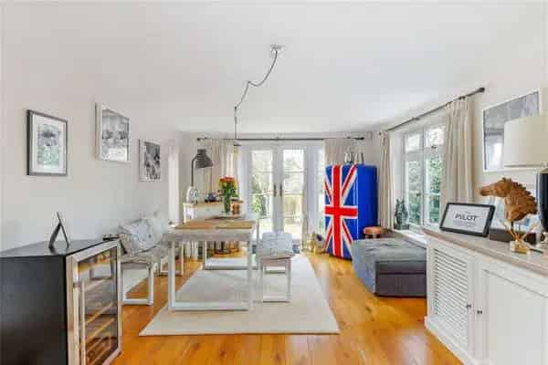 Rose Cottage Newbury Berkshire Family Home Equestrian Facilities