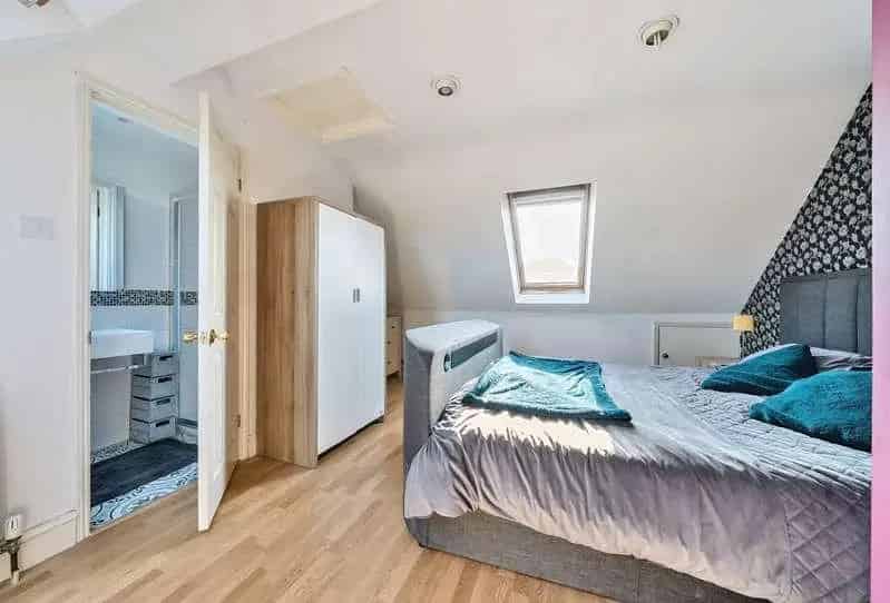 4 Bed House For Sale Extended Kitchen Detached Garage Studio Garden