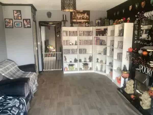 3 Bedroom Flat Near Shops and Schools