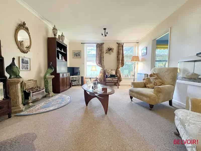 Two Double Bedroom Apartment with Garage Near Pittville Park