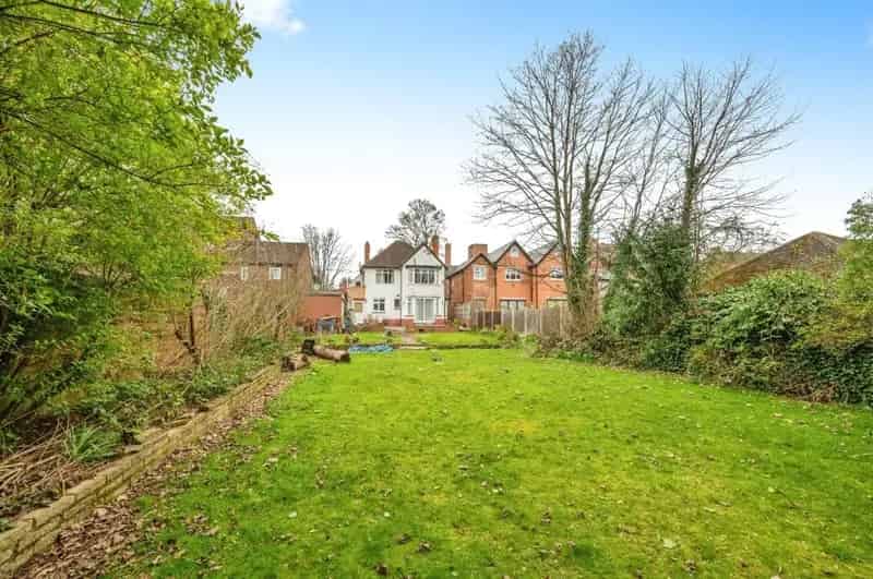 Four Bedroom Detached House with Garage and Garden