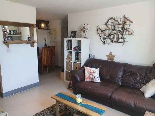 Flat For Rent in Three Rivers, England