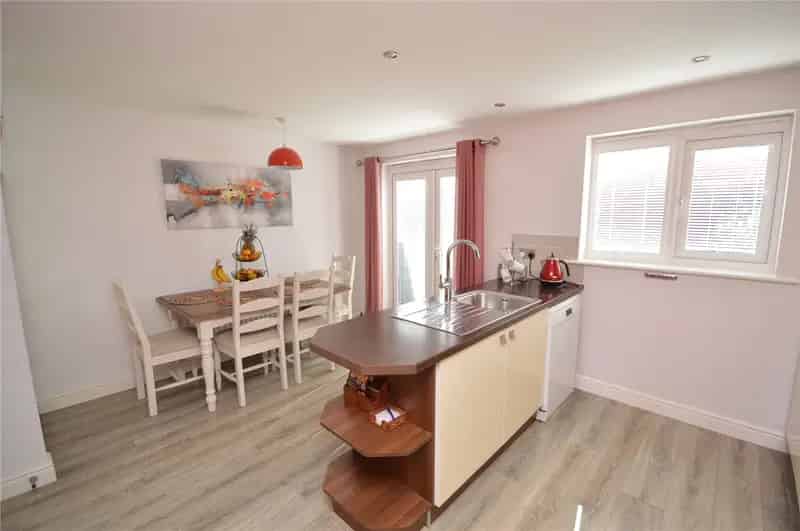 4-Bedroom Townhouse Middleton Modern End Townhouse Driveway Parking Family Home