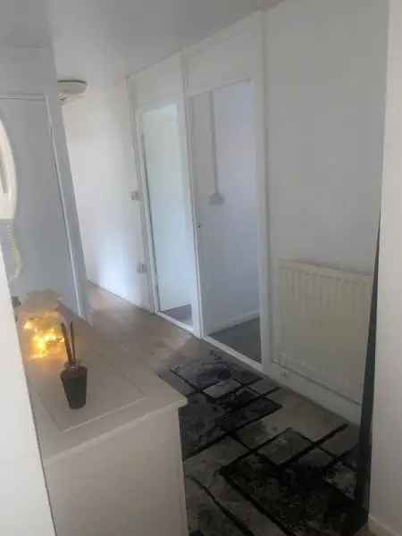 Flat For Rent in Metropolitan Borough of Solihull, England