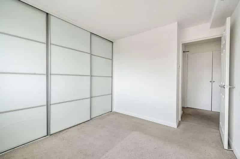 2 Bed Flat for Sale Near Town Centre and River Thames