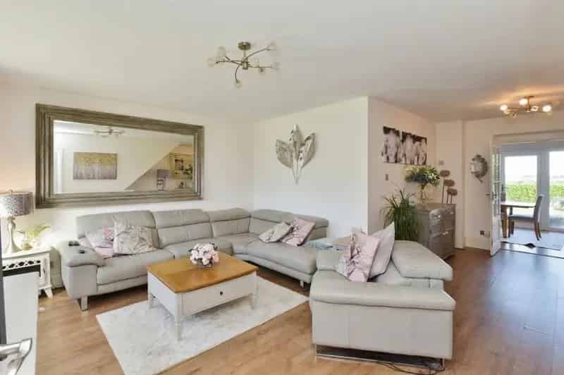 Four Bedroom Semi Detached House with Garden and Garage Deanshanger