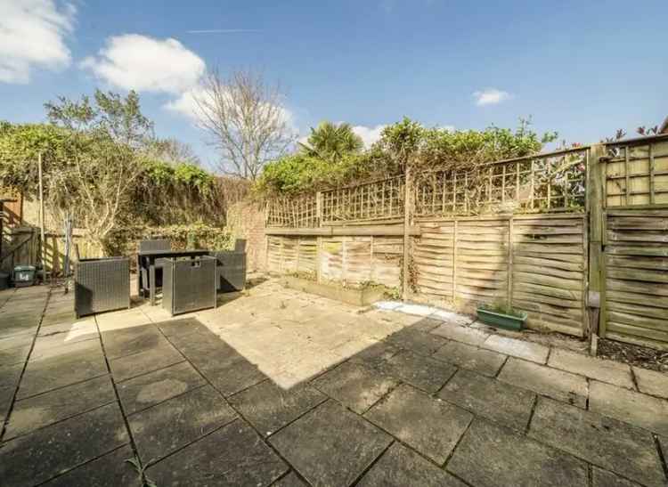 Spacious One Bedroom Flat with Private Garden in Ealing