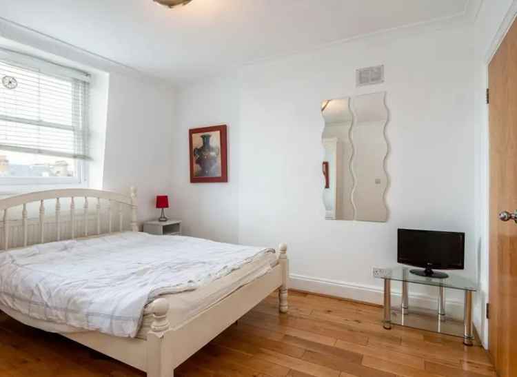 Four Double Bedroom Victorian Flat with Private Terrace