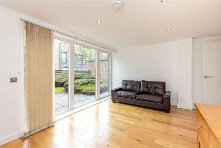 3 Bed Flat - Maindoor with 2 Reception Rooms