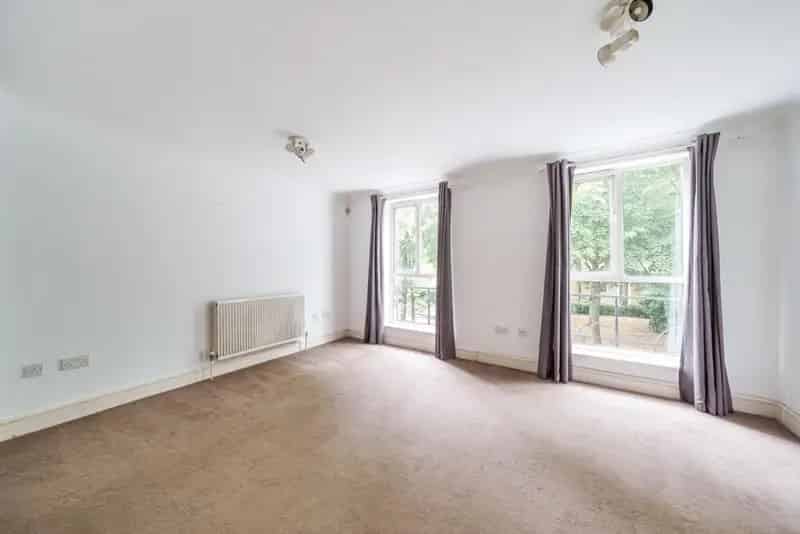 Four Bedroom Townhouse Near Surrey Water Canada Water