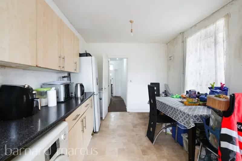 3 Bed House with 2 Reception Rooms and Private Garden