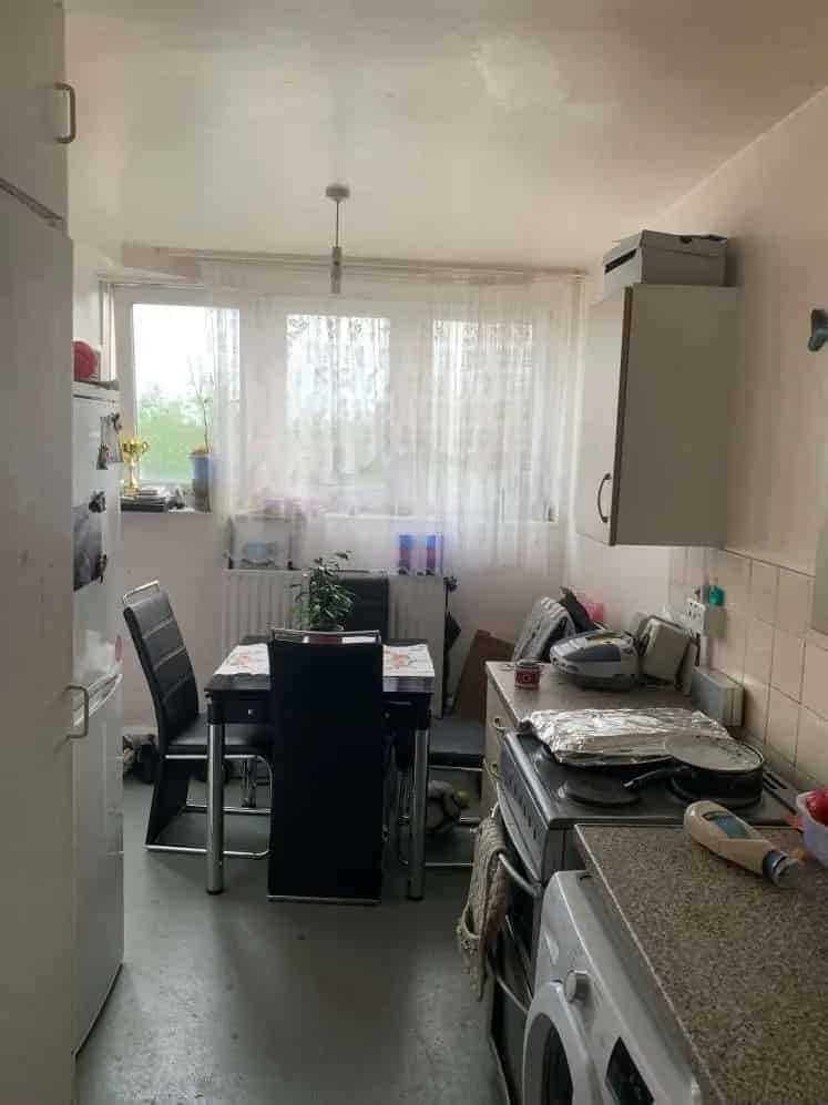 2 Bedroom Flat with Stairs