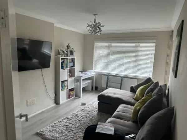 Maisonette with Free Parking Near Amenities