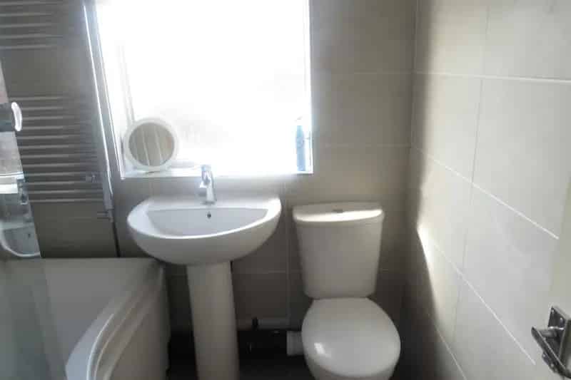 Three Bed House with Modern Kitchen and Large Garden