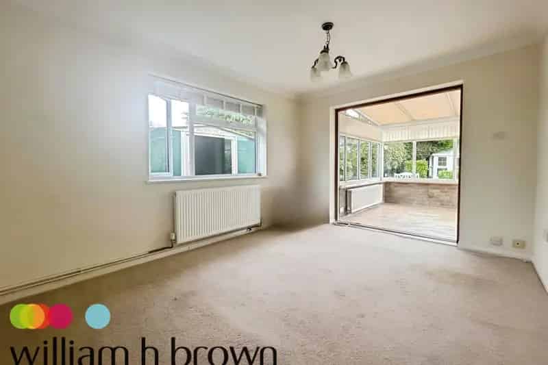 Spacious Family Bungalow with Conservatory and Garage