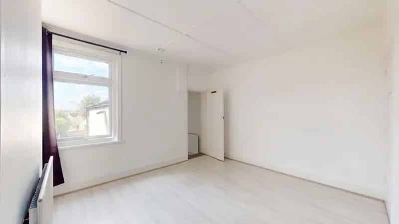 3 Bedroom House For Sale Near Stations