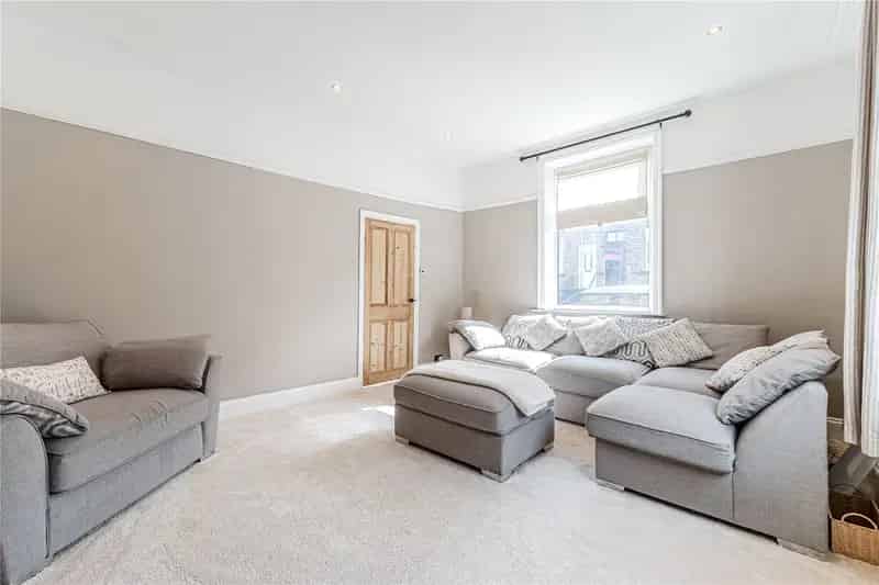 5 Bed End Terrace House with Garage - Completely Renovated