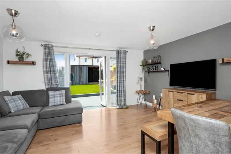 3 Bed End Terrace House Near Straiton Retail Park