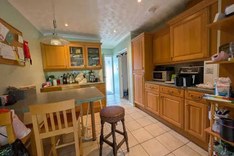 6 Bedroom House with Garden and Off Road Parking