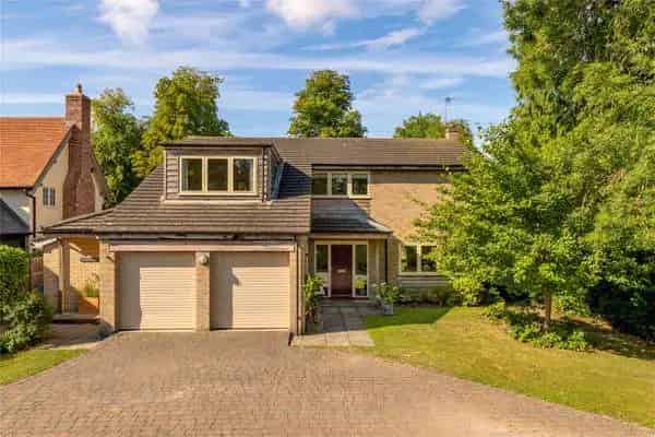 Detached Family House with Private Gardens and Solar Panels