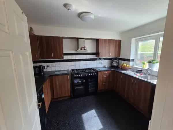 Large 3-Bed Semi-Detached House Near Transport Links