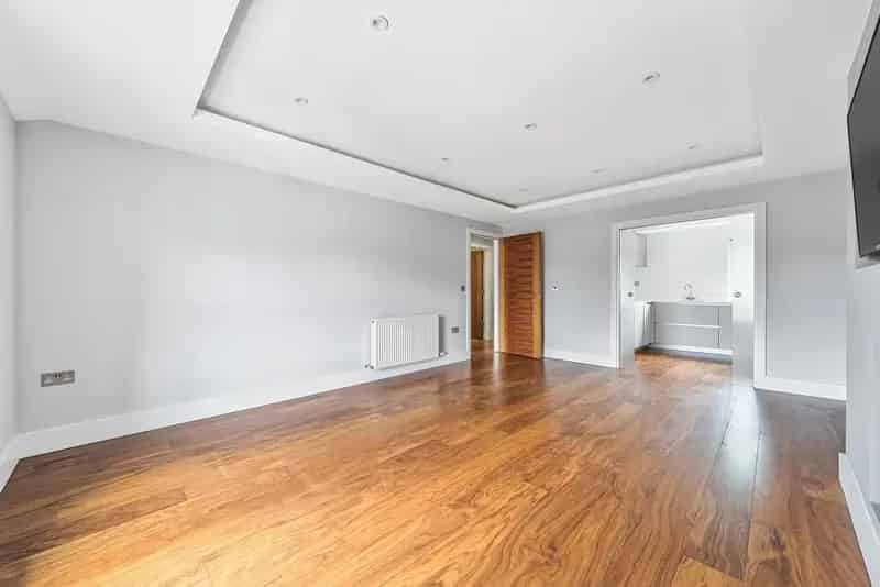 High Street 2-Bedroom Top Floor Apartment