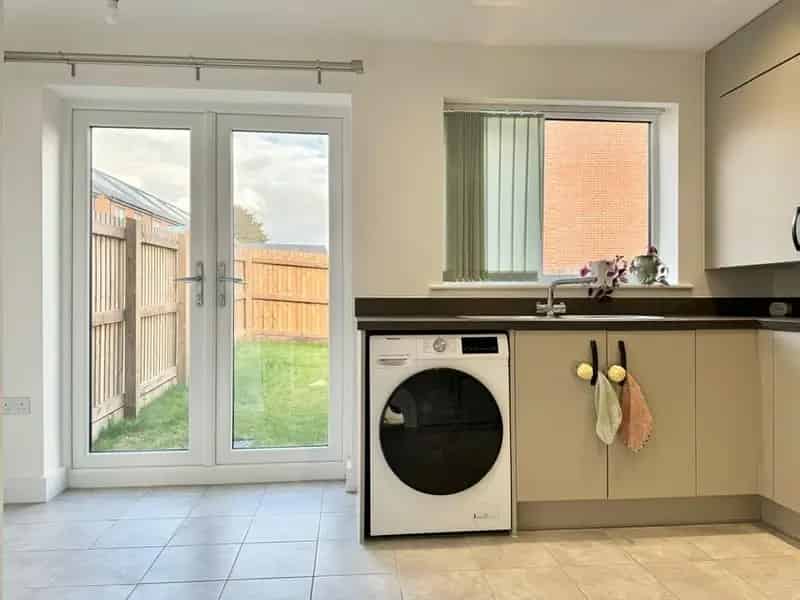 3 Bedroom Mid Terrace House Salford M5 Near Salford Quays