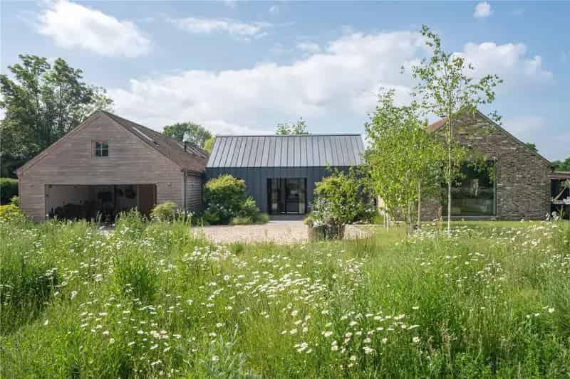 4 Bedroom Detached House with Pool Two Mile Ash Horsham