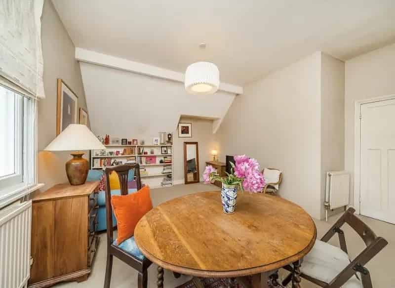 Spacious One Bedroom Flat in Putney with Private Garage and Parking