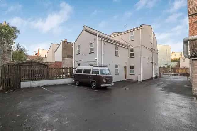 12-Room Guesthouse for Sale Near Bristol University