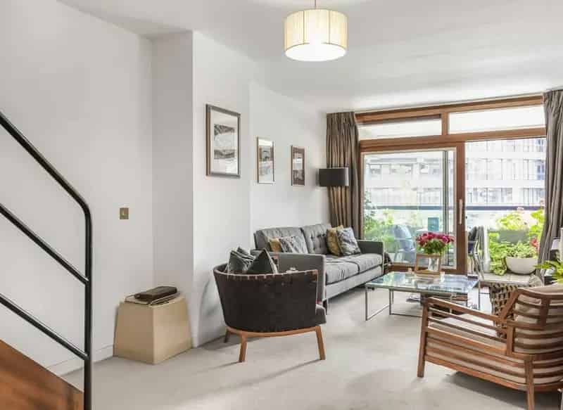 Barbican One Bedroom Flat with Dining Room and Balcony