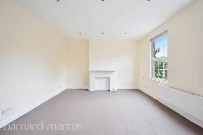 3 Bedroom Split Level Apartment New Malden High Street No Onward Chain